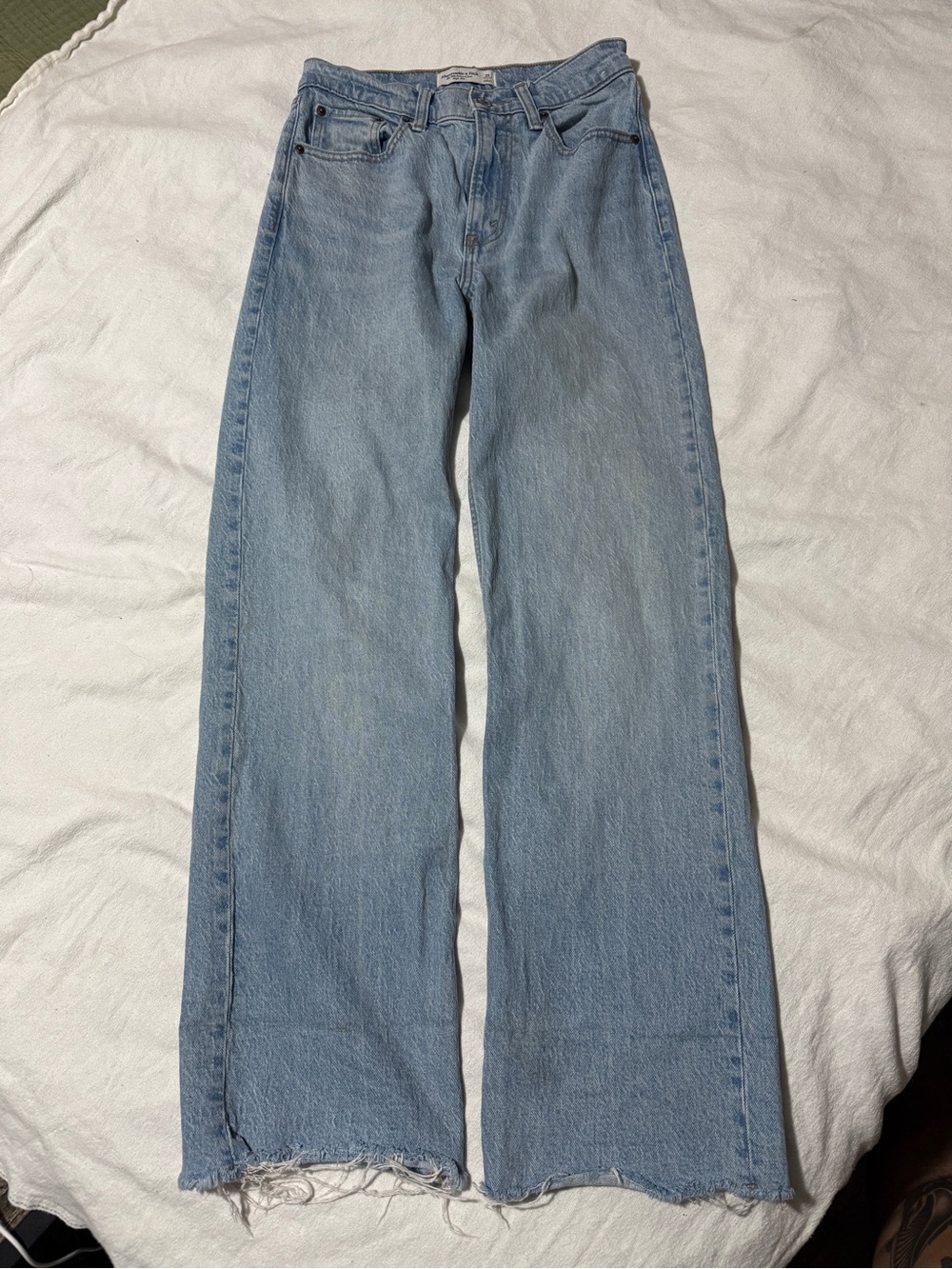 Abercrombie The 90s Relaxed Jean High Rise Raw Hem Light Wash Denim 25 Regular